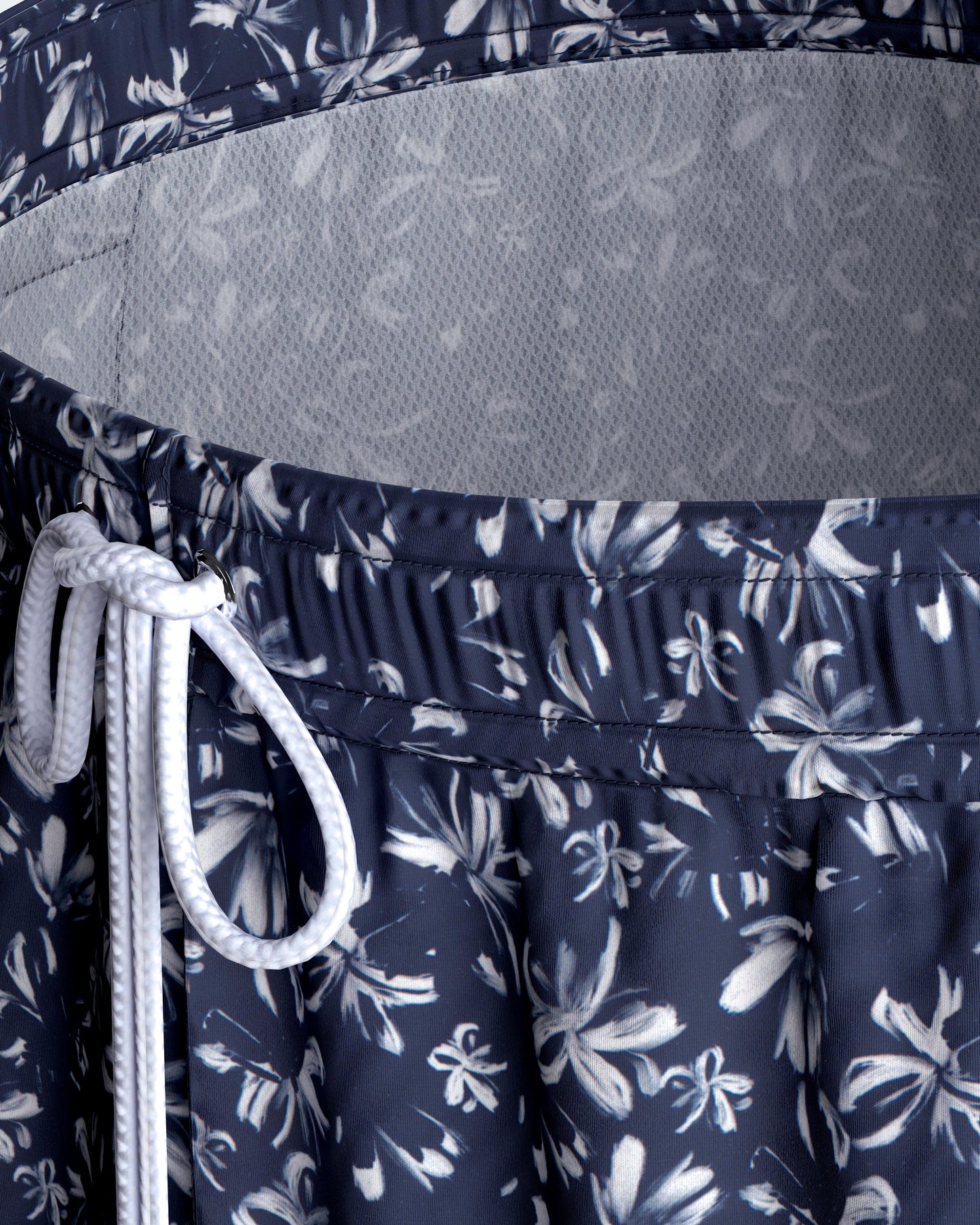 Bañador short con estampado de flores blancas sobre fondo marino de Impetus IM1943N2700